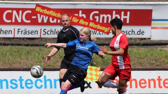 FC Donop/Vo&szlig;heide nimmt Ma&szlig;: Anna-Lena Meier (links) behauptet sich gegen die Asemissenerin Lavina Pauls. - &copy; Kai Hahn