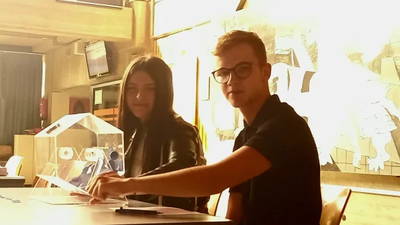 Evrim Eren (links) und Constantin Hohn ziehen die Lose. - &copy; Charlotte Thiel