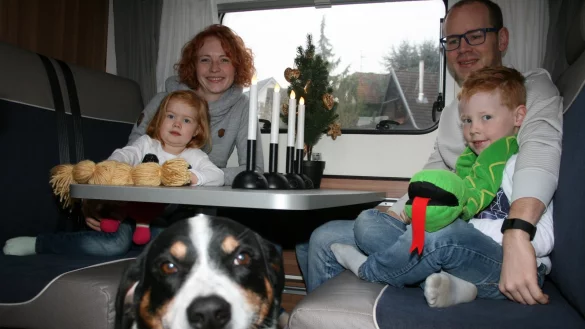 Gem&uuml;tliche Runde: Marit, Ella, Markus und Ole Bender (von links) genie&szlig;en das Fest auf engstem Raum. Hund Moritz ist auch immer mit dabei. - &copy; Sandra Castrup