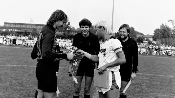 Wimpeltausch der Kapit&auml;ne. Bernd Herbst (links) 1986 bei der Begr&uuml;&szlig;ung von Hans-G&uuml;nter Bruns von Borussia M&ouml;nchengladbach. Im Hintergrund Schiedsrichter B&ouml;ke (Kachtenhausen und Linienrichter Georg Jenkner (rechts). - &copy; J&ouml;rg Hagemann