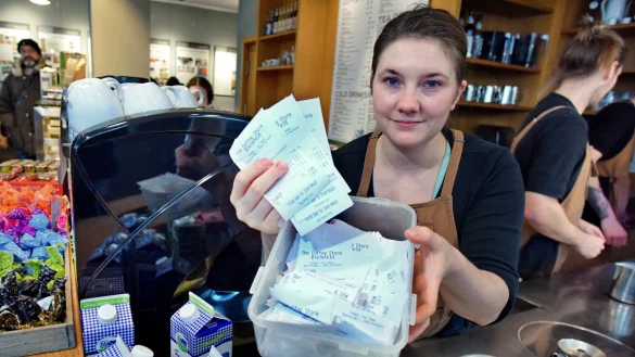 Nicht begeistert von der Bonpflicht ist Ragna Petersen vom Bielefelder "Coffe-Store". Die meisten Kunden lassen die Belege bei ihr zurück. - © BARBARA FRANKE