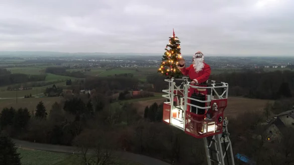 Blick aus dem Drehleiterkorb. Der Weihnachtsmann der Freiwilligen Feuerwehr Bad Salzuflen schm&uuml;ckt den wahrscheinlich h&ouml;chsten Tannenbaum der Stadt. - &copy; Feuerwehr Bad Salzuflen