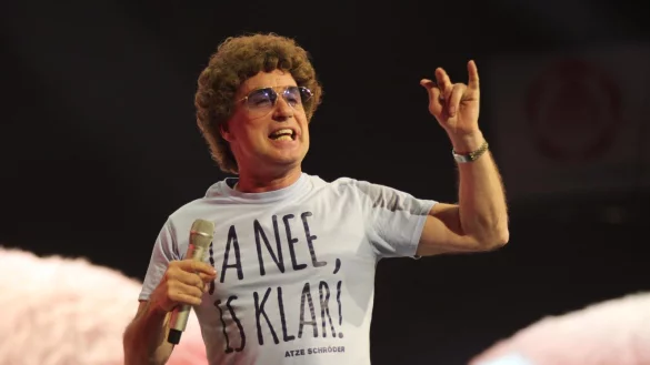 Um kein klares Wort verlegen: Atze Schr&ouml;der teilt in der Lipperlandhalle ordentlich aus. - &copy; Till Brand