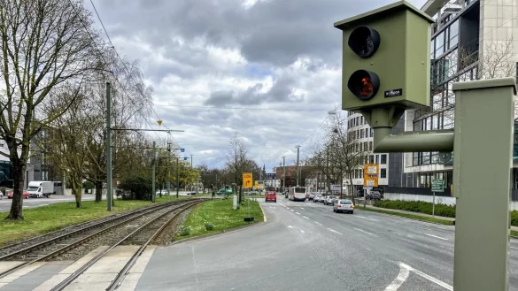 Wer vom Rotlichtblitzer am Adenauerplatz erfasst wird, f&uuml;r den ist wichtig, wie lange die Ampel schon Rot zeigte. Ein Gutachter wirft der Stadt nun vor, diese Zeit falsch zu berechnen. - &copy; Jens Reichenbach
