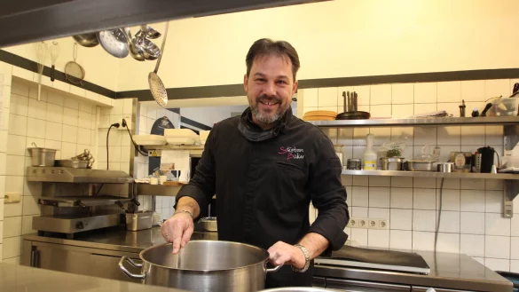 Stephan B&uuml;ker steht im Landhaus Begatal in der K&uuml;che. F&uuml;r den Gastronom ist es eine positive Nebenerscheinung, dass derjenige, der selber kocht, sich mit der eigenen Ern&auml;hrung besch&auml;ftigt. - &copy; Jens Rademacher