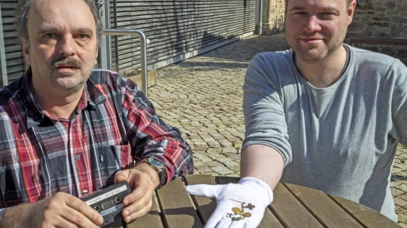 Museumsmitarbeiter Sven Schmidt begutachtet sein ganz pers&ouml;nliches #meinLemgoDing &ndash; ein Mixtape aus dem Frangipani. Museumsleiter Fabian Schr&ouml;der nimmt derweil f&uuml;r den n&auml;chsten Post schon ein Ding aus der Museumssammlung in den Blick &ndash; eine Kette mit Rot-Kreuz-Orden von Adolf Sternheim. - &copy; Hexenb&uuml;rgermeisterhaus