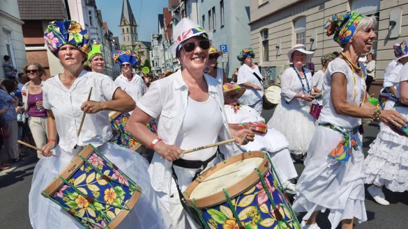 Der Carnival der Kulturen zeiht durch den Bielefelder Westen. - © BARBARA FRANKE