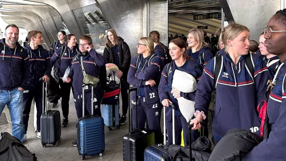 Mannschaft und Staff der HSG Blomberg-Lippe warten am Flughafen in Bilbao auf die Weiterfahrt nach San Sebastian. - © Jens Genge