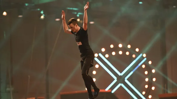 Gerrit Akemeier (20) aus Detmold hat es auf den Trampolin bis ins Finale geschafft. - © MG RTL D / Markus Hertrich