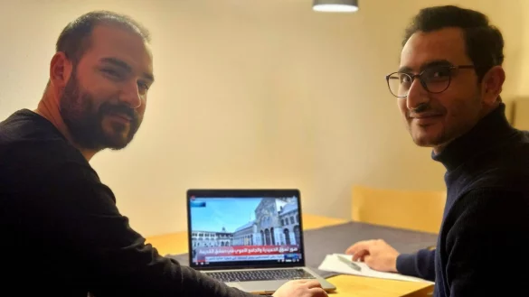 Saleem Al Dakkak (links) und sein Freund Shirko Moustafa verfolgen die Nachrichten aus ihrem Heimatland Syrien derzeit sehr intensiv. Es sei ein unbeschreibliches Gl&uuml;cksgef&uuml;hl, sagen beide. Wie es weitergeht, macht die Detmolder aber auch nachdenklich. - &copy; Janet K&ouml;nig