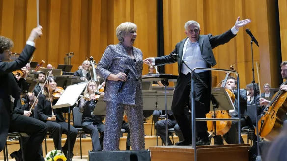 S&auml;ngerin Mary Carewe und Dirigent Nicholas Milton lassen das Publikum zwischenzeitlich erschaudern. - &copy; Thomas Kr&uuml;gler