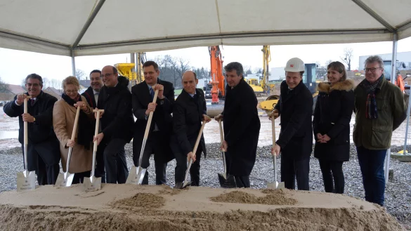 Spatenstich f&uuml;r das Customer & Technology Center (v.l.n.r,): Jos&eacute; Carlos &Aacute;lvarez Tobar (Vertriebsvorstand), Elke Eckstein (Vorstand Operations), Dr. Axel Lehmann (Landrat Kreis Lippe), Rainer Heller (B&uuml;rgermeister Detmold), J&ouml;rg Timmermann (Finanzvorstand), Christian Gl&auml;sel (Aufsichtsratsvorsitzender), Dr. Peter K&ouml;hler (Vorstandsvorsitzender), Markus Sommer (K&ouml;ster GmbH), Helene Derksen-Riesen (Leiterin Facility Management), Helmut Merwitz (Architekt). - &copy; Weidm&uuml;ller