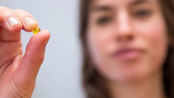 Kapseln mit Omega-3-Fetts&auml;uren - &copy; Foto: Christin Klose/dpa-tmn