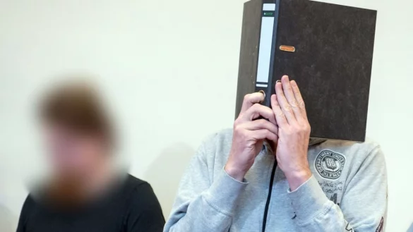 Die Angeklagten Mario S. (l) und Andreas V. (r.) im September 2019 im Gerichtssaal des Landgerichts Detmold. - &copy; dpa