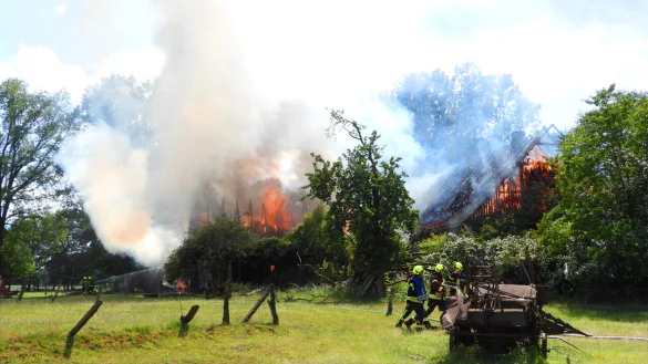 Zu einem dramatischen Brand in Greffen musste die Feuerwehr am Samstag ausr&uuml;cken. - &copy; Gabriele Grund