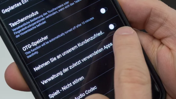 Einstellungen in einem Smartphone - &copy; Foto: Andrea Warnecke/dpa-tmn