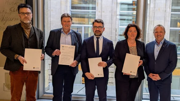 Bürgermeister Mario Hecker (rechts) übergibt die gemeinsamen Stellungnahmen der nordlippischen Interessenvertretungen den lippischen Bundestagsabgeordneten Robin Wagener (von links), Jürgen Berghahn, Christian Sauter und Kerstin Vieregge in Berlin. - © Fotorechte: Mario Hecker
