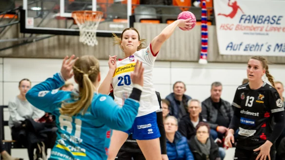 Freie Bahn f&uuml;r Blombergs Rechtsau&szlig;en Emelyn van Wingerden im Duell mit Waiblingens Torh&uuml;terin Celina Meissner. - &copy; Eibner-Pressefoto/Sandy Dinkelacker