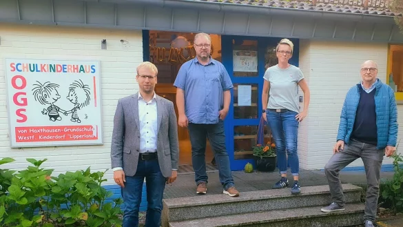 Das Archivfoto zeigt B&uuml;rgermeister Borris Ortmeier (von links), Wolfram Jungbut (stellvertretender Kinderdorf-Leiter), OGS-Leiterin Rebecca L&ouml;nneker und Andreas Wilde, Vorsitzender des Ausschusses f&uuml;r Schule, Soziales und Generationen, beim Besuch der OGS-R&auml;ume im Barntruper Kinderdorf. - &copy; Archivfoto: Stadt Barntrup