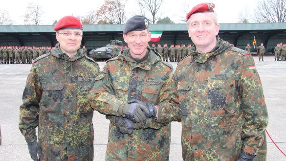 &Uuml;bernimmt die F&uuml;hrung f&uuml;r die letzten Tage des Artilleriebataillons: Oberstleutnant Roman Paschek (links). hier mit Brigadekommandeur Oberst Kai Ronald Rohrschneider und dem scheidenden Kommandeur der Panzerartillerie, Oberstleutnant Alexander Rommel. - &copy; Thorsten Engelhardt