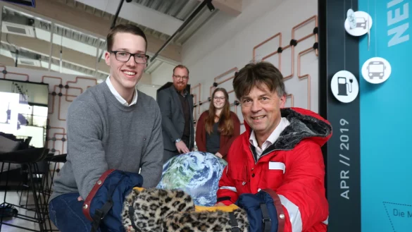 Freuen sich auf den 30. Januar: (von links) Moritz Sibma (Auszubildender der Stadtwerke), sein Chef Volker Stammer, Projektleiterin Lina Bertl (mit einer Weltkugel) und Markus Tenkhoff im Polaranzug. Sie alle stehen im neuen Netzwerk der Stadtwerke. Foto: Alexandra Schaller - © Alexandra Schaller