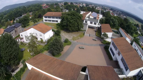 Im hinteren Bereich ist die Erich-K&auml;stner-Schule zu sehen, im vorderen Bereich die Realschule. - &copy; Foto: Guntmar Wolff