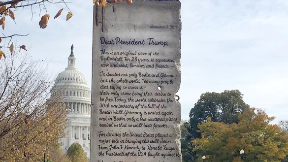 Mauerst&uuml;ck f&uuml;r Trump - &copy; Foto: --/Initiative Offene Gesellschaft/dpa