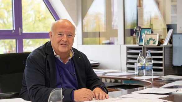 Siegbert Wortmann an seinem Arbeitsplatz. Lila ist dabei die Farbe der Firma. - &copy; David Scholtissek