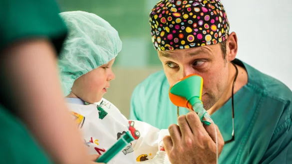 Keine Schmerzen: Die An&auml;sthesie erspart auch Kindern manches. Am Klinikum Lippe hat sich Dr. Lutz M&uuml;ller-Lobeck besonders auf die Bed&uuml;rfnisse der j&uuml;ngsten Patienten eingestellt. - &copy; Privat