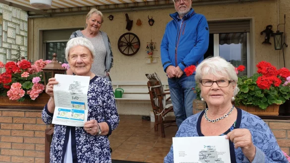 Helga Rinne und Monika Rieke aus Pottenhausen haben gerade freiwillig ihre Fahrerlaubnis abgegeben und halten ein
Freifahrtticket, das f&uuml;r ein Vierteljahr g&uuml;ltig ist, in der Hand. Dahinter stehen Marianne Rautenberg und Heinz Gr&uuml;tzmacher, die sich f&uuml;r eine Umsetzung des Antrages stark machen. - &copy; Verena Rautenberg