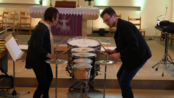 Das Schlagzeug-Duo Miyaka Yotsumoto und Thomas Fritzler begeistert in Bergkirchen mit einem facettenreichen Programm. - © Thomas Krügler