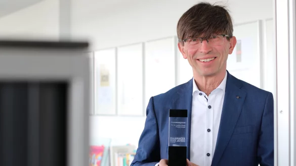 Professor Dr. Gunther Olesch, hier mit der Auszeichnung zum &bdquo;Manager des Jahres" 2020 als Gesch&auml;ftsf&uuml;hrer von Phoenix Contact. - &copy; Phoenix-Contact