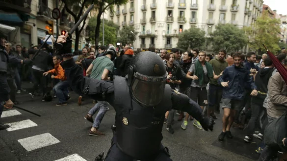 Schlagstock-Einsatz - © Foto: Manu Fernandez