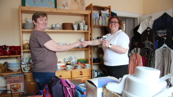 Mitarbeiterin Maria Gofferberg und Leiterin Nicole Albrecht f&uuml;llen noch regelm&auml;&szlig;ig die Verkaufsregale mit Haushaltswaren im Arbeitslosenzentrum auf. Doch schon im Fr&uuml;hjahr werden sie die Waren an das Sozialkaufhaus abgeben. Dann ist das ALZ nur noch f&uuml;r die Erwerbslosenberatung zust&auml;ndig. - &copy; Seda Hagemann