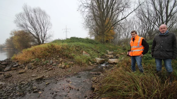 J&uuml;rgen Benning (links) und Manfred Zimmermann an der neugestalteten M&uuml;ndung des Herrengrabens in die Weser. - &copy; Jens Rademacher