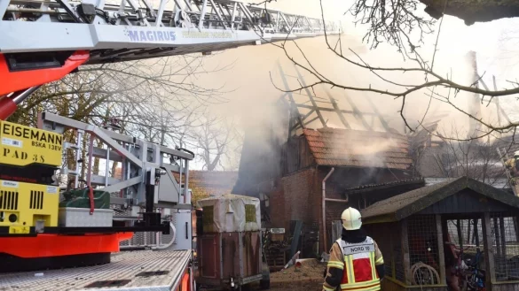 Starke Rauchentwicklung: Ein Gro&szlig;brand in einer Scheune im Paderborner Stadtteil Schlo&szlig; Neuhaus hielt die Feuerwehr in Atem.&nbsp; - &copy; Marc K&ouml;ppelmann