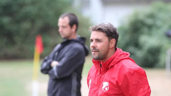 Schauen genau auf das Spielfeld: Steven Hengstler (vorne) und Matthias Heymann bilden das einzige lippische Trainer-Duo in den Bezirksligen. - © Sebastian Lucas