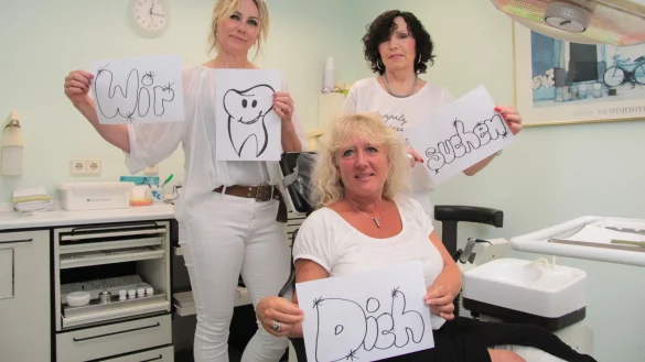 Das Team (von links) Mirka Tegeler, Melanie Sasse und Iris Uthe will weiter zusammen arbeiten und sucht einen neuen Chef. Die Zahnarztpraxis schlie&szlig;t ansonsten Ende Juni. Alle drei sind vollst&auml;ndig geimpft. - &copy; Carolin Brokmann-F&ouml;rster