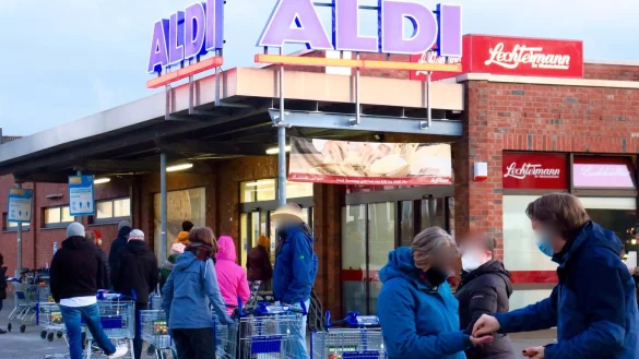 Erst Schlange stehen, dann total ver&auml;rgert sein: Aldi-Kunden, die am fr&uuml;hen Samstagmorgen Corona-Schnelltests kaufen wollten. - &copy; Kurt Ehmke