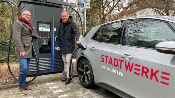 Energieberater Stephan Schr&ouml;der (links) und Gesch&auml;ftsf&uuml;hrer Volker Stammer testen die neue Schnelllades&auml;ule. - &copy; Stadtwerke Bad Salzuflen