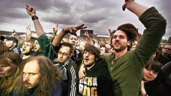 Vor der gro&szlig;en Serengeti-B&uuml;hne wird die Senne gerockt, unter anderem von einem jungen Mann, der Festivalfan ist. Jedenfalls tr&auml;gt er einen Kapuzenpulli mit Werbung f&uuml;r "Rock am Ring". - &copy; FOTO: SARAH JONEK