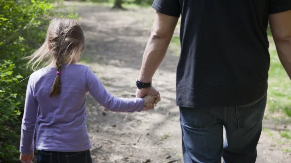 Kind mit Erwachsenem - &copy; Foto: Silvia Marks