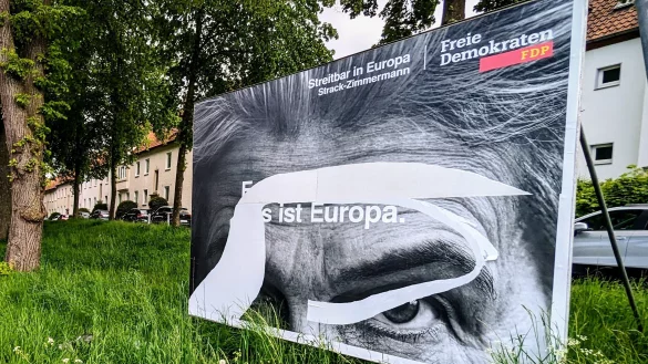 Wer sich in den Fokus der &Ouml;ffentlichkeit stellt, muss mit Verletzungen rechnen - und wenn es auch nur die Zerst&ouml;rung des eigenen Konterfeis auf dem Wahlplakat ist, wie hier bei Agnes Strack-Zimmermann (FDP), die zu Beginn vergangenen Jahres bei der Europawahl angetreten ist. - &copy; Yvonne Glandien