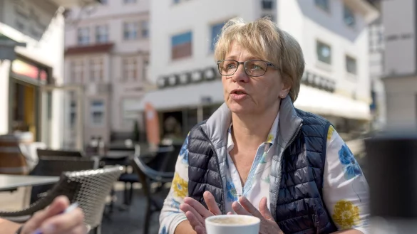 Monika Prüßner-Claus, Ratsmitglied der Freien Wähler in Bad Salzuflen, in einem Café am Markt. Nun strebt sie einen Sitz im Bundestag an. - © Torben Gocke