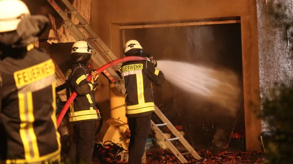 Feuerwehr im Einsatz: In M&uuml;ssen in der W&ouml;hlerstra&szlig;e brennt eine Scheune. - &copy; Patrick Bockwinkel