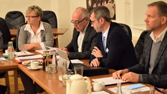 Die Verantwortlichen der VHS Lippe-Ost sind zufrieden: Verwaltungsleiterin Janet Volmer, VHS-Leiter Johannes Reineke, B&uuml;rgermeister J&ouml;rg Bierwirth (Schieder-Schwalenberg) und B&uuml;rgermeister J&uuml;rgen Schell (Barntrup, von links). - &copy; Greta Wiedemeier