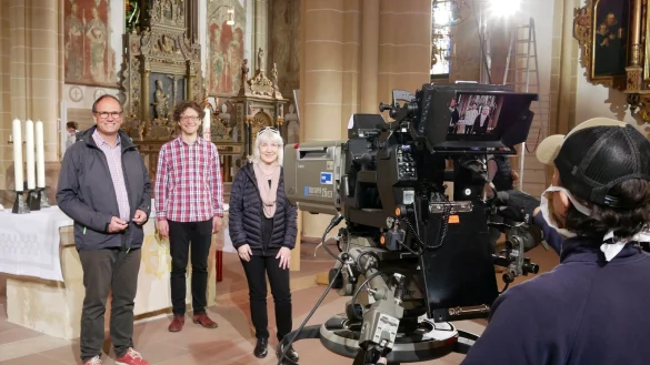 Bildtechniker Marcel Herbig hat mit der Kamera alles im Blick, also Superintendent Dr. Andreas Lange, Kantor Frank Schreiber und Rundfunkpfarrerin Petra Schulze (von links). - &copy; Thomas Kr&uuml;gler