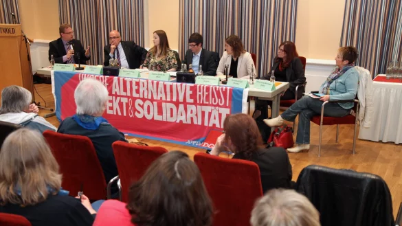 Rede und Antwort: Moderator Martin Menacher, Gewerkschaftssekret&auml;r des DGB (Mitte), befragt (von links) die Kandidaten Dr. Dennis Maelzer, Walter Kern, Benita Henning, Dr. Inga Kretzschmar, Roswitha K&ouml;gel und Ursula Jakob-Reisinger. - &copy; Bernhard Preuss