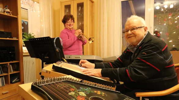 Rudolf K&ouml;hnen an der Zither, im Hintergrund seine Frau Hannelore. - &copy; Alexandra Schaller