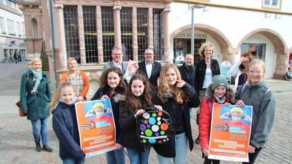 Die Sch&uuml;lerinnen (vorne, von links) Hannah, Frida, Lotta, Frieda, Benita und Mareile freuen sich schon auf das Programm des diesj&auml;hrigen Kulturrucksacks NRW in Lemgo, D&ouml;rentrup und Kalletal. Die Vertreter der Kommunen im Hintergrund: (von links) Corinna Will, Anke Kluckhuhn, D&ouml;rentrups B&uuml;rgermeister Friso Veldink, Lemgos B&uuml;rgermeister Markus Baier, Kalletals B&uuml;rgermeister Mario Hecker, Ingrid Krah und Lysann Rehberg. - &copy; Nadine Uphoff